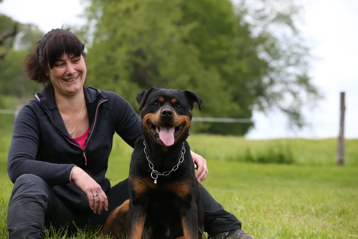 Karolin Riesing mit ihrem Rottweiler